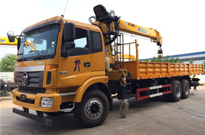 歐曼后雙橋隨車起重運(yùn)輸車圖片