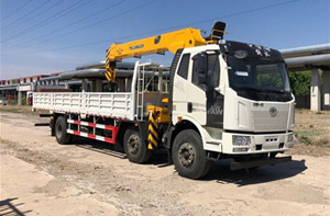 CA5250解放小三軸隨車吊圖片